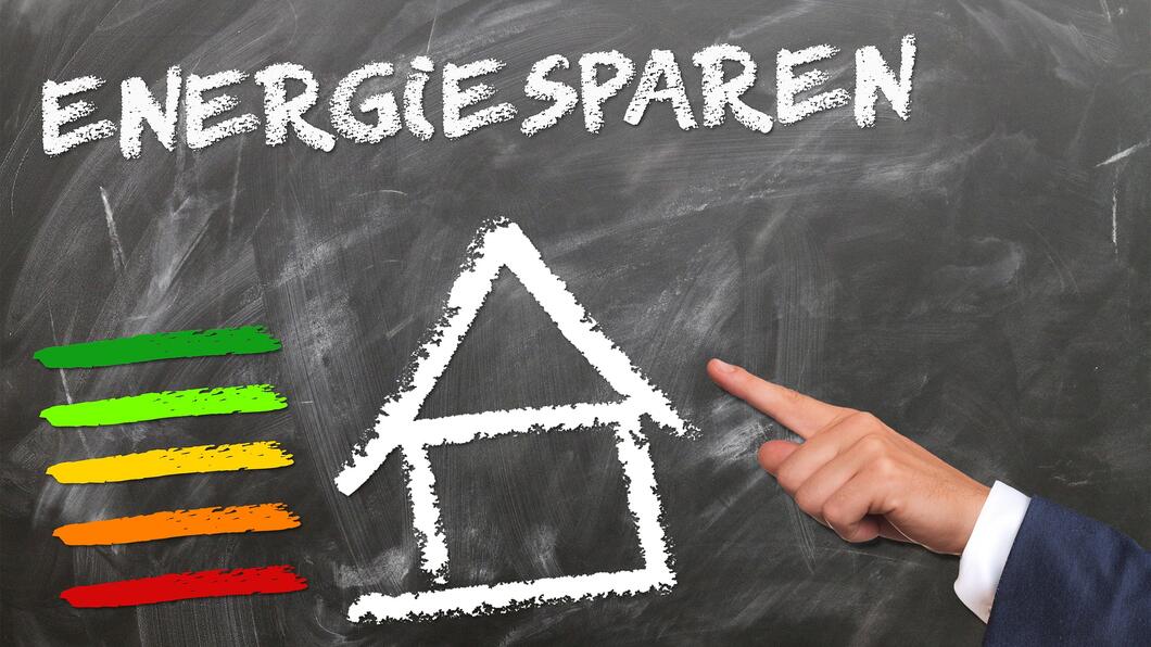 Krijtbord met tekst energiesparen en huisje