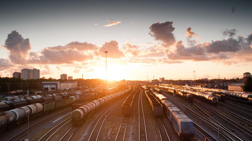 Railterminal in het avondlicht