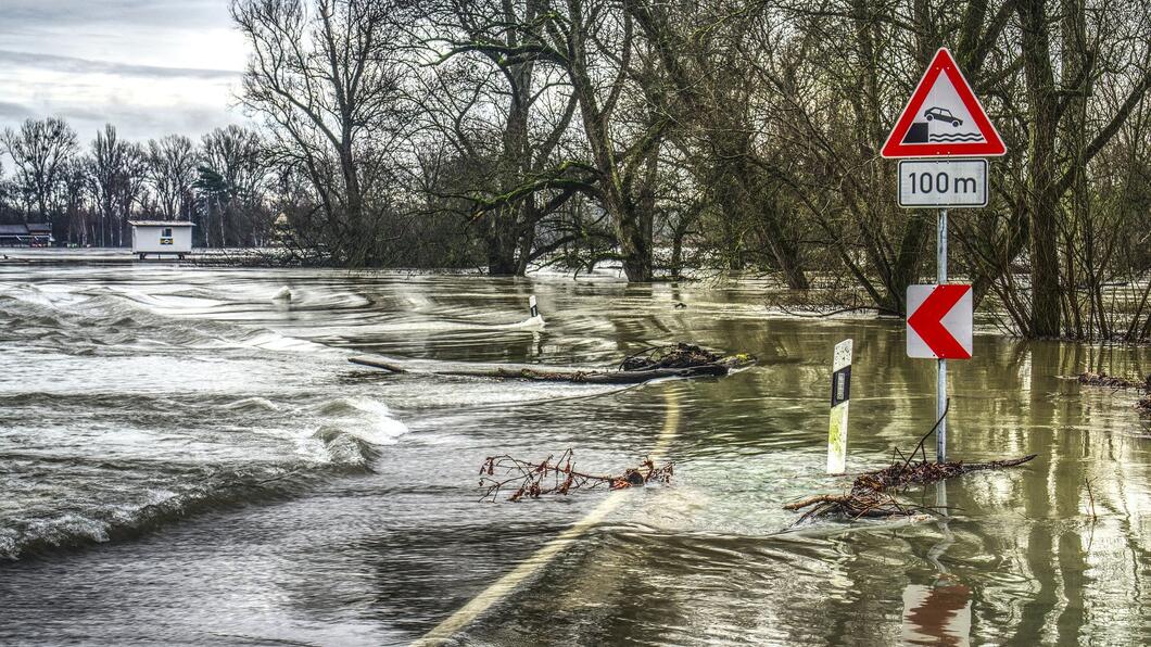 Hoog water op een weg