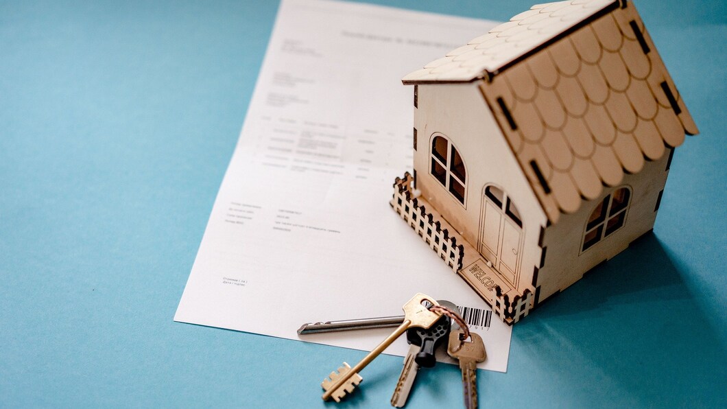 Contract met sleutels en een papieren huisje