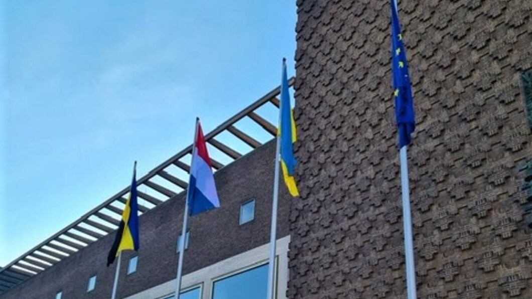 Vlaggen voor het HdP met Oekraïnse vlag