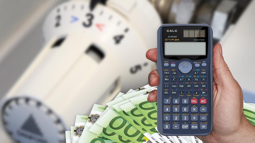 Thermostaatknop met calculator en biljetten van 100 euro