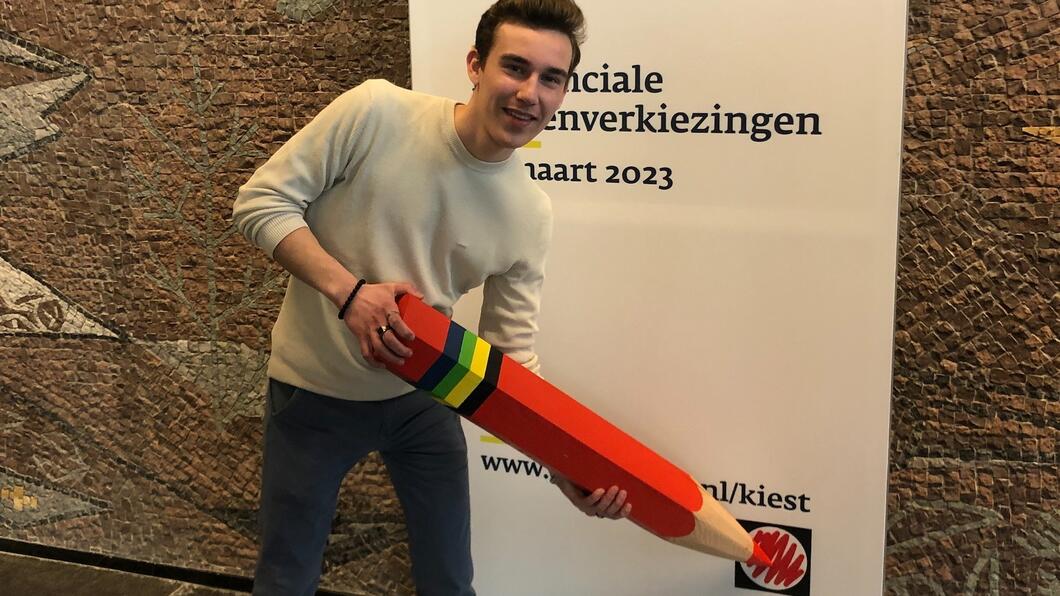 Job met een groot rood stempotlood in het Gelders Provinciehuis