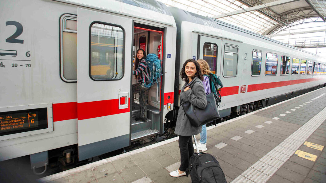 mensen instappen in een trein