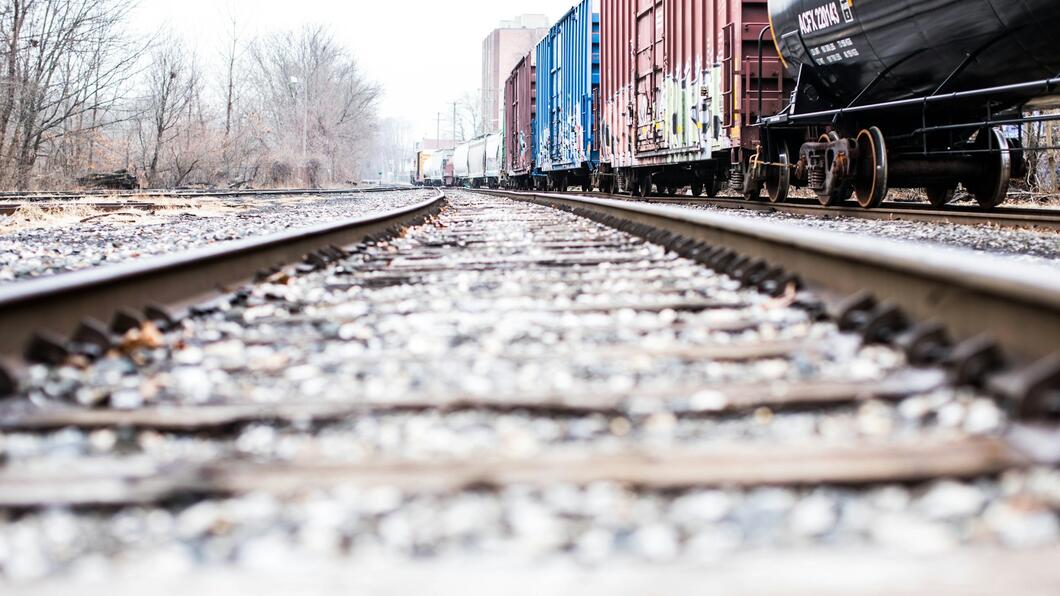 spoor met transporttreinen