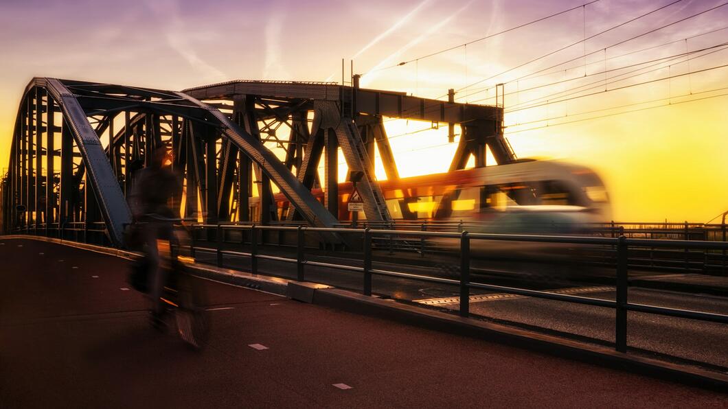 elektrische trein op brug