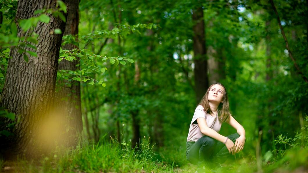 kind in het bos