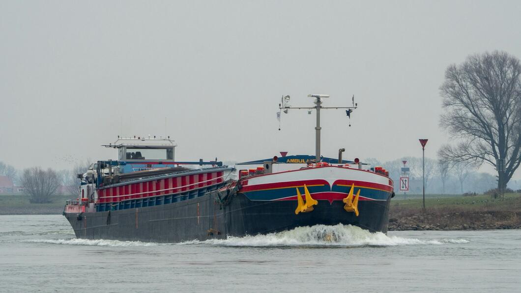 vrachtschip op water