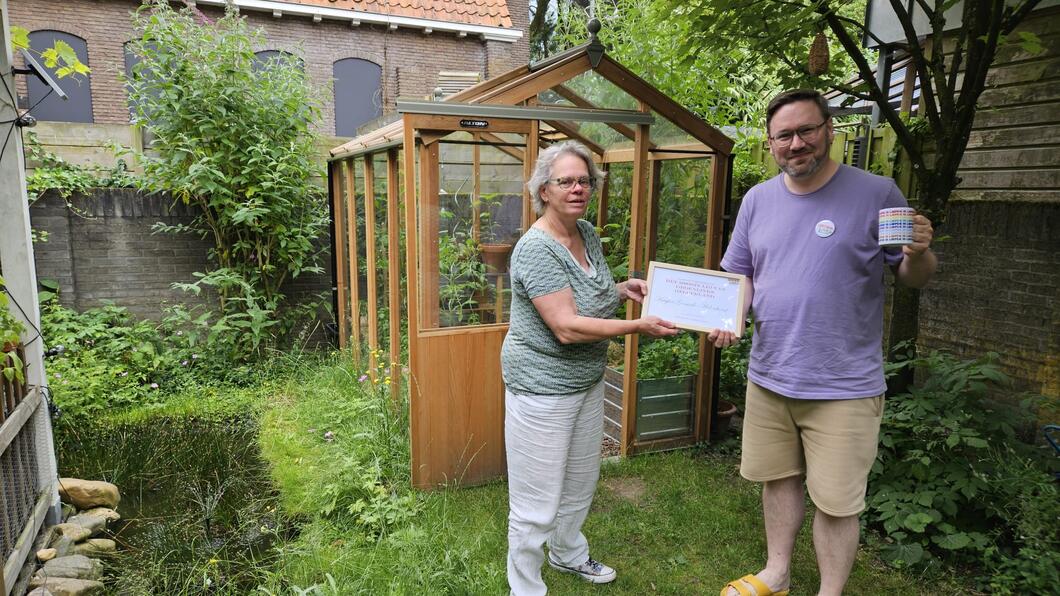 2 mensen in de tuin