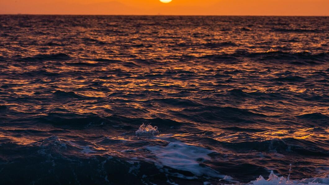 Zonsondergang boven zee