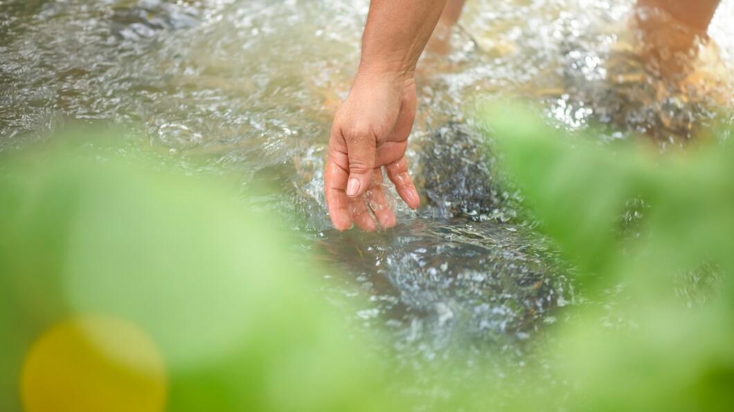 hand in natuurwater