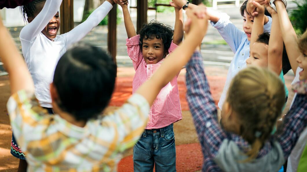 kinderen hand in hand