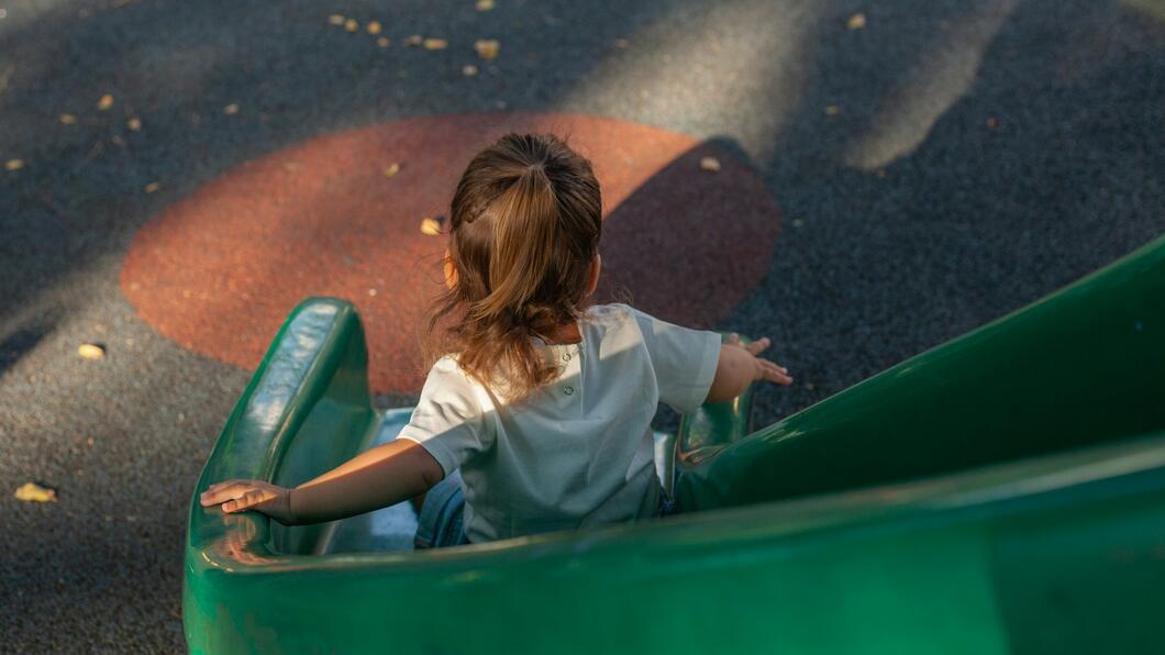 Kind en glijbaan 