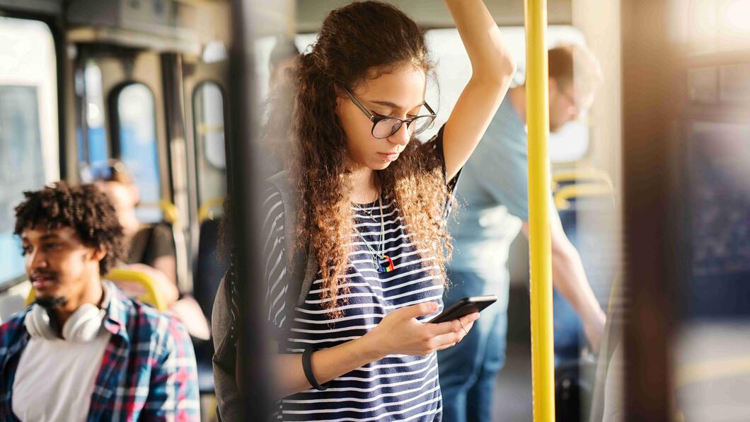 Meisje staand in de bus