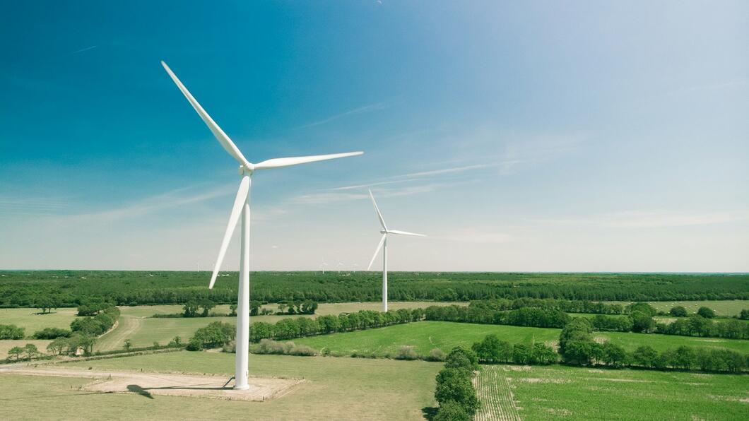 windmolens in landschap