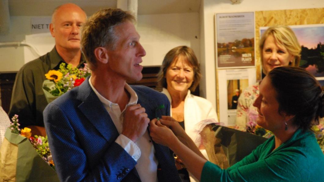 Suzanne Kröger spelt Jan de Kock het Gelders Groene Lintje op