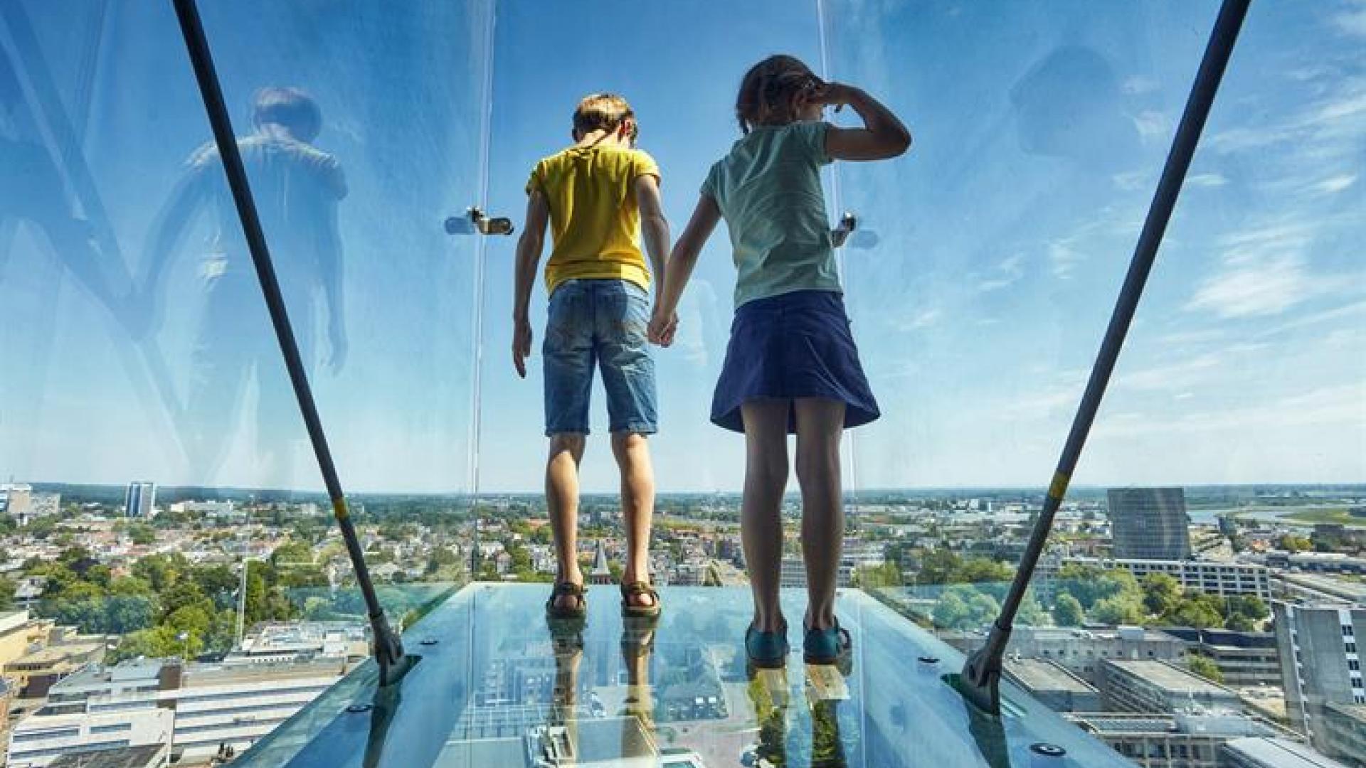 Uitzichtspunt op Eusebiuskerk  in Arnhem met twee kinderen