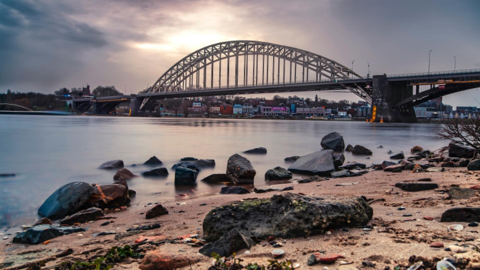 Waalbrug, Waal en waalstrand