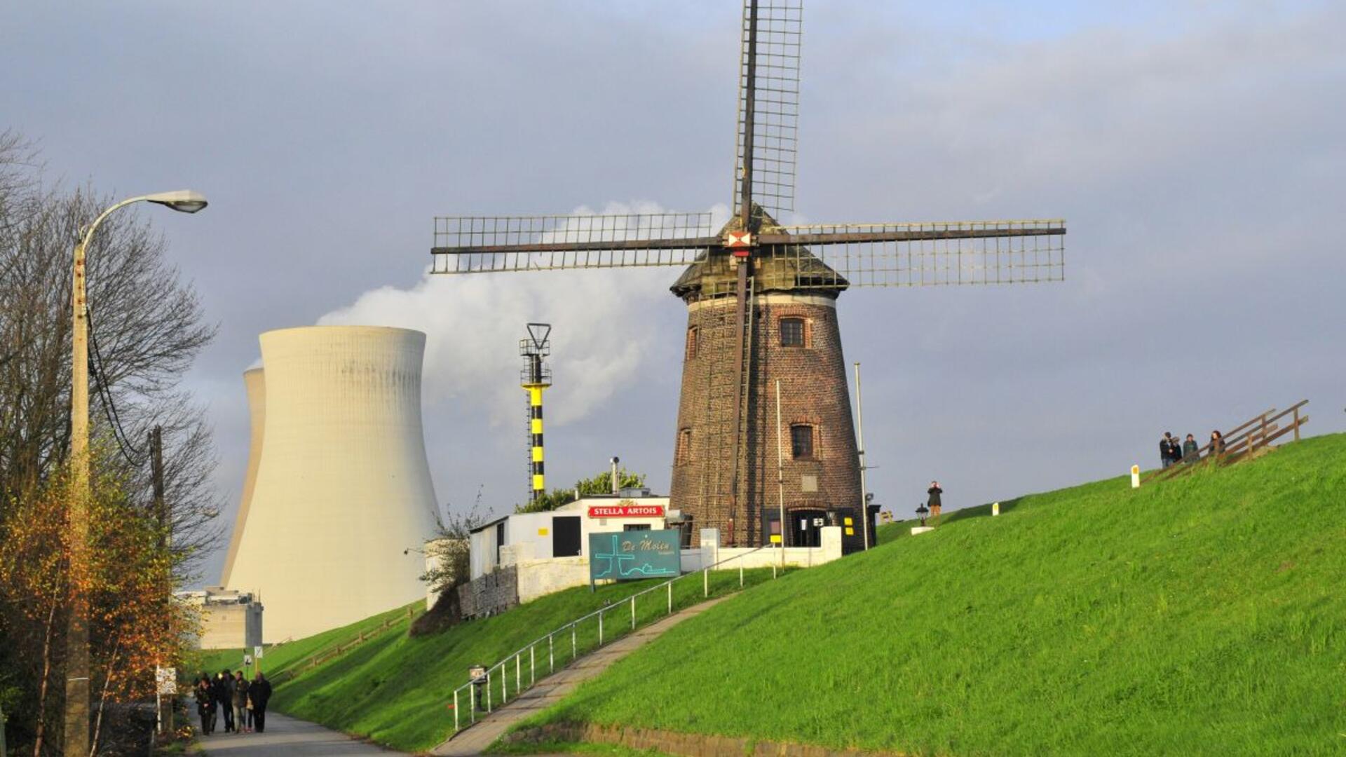 Kernreactor met oude molen op de voorgrond. 