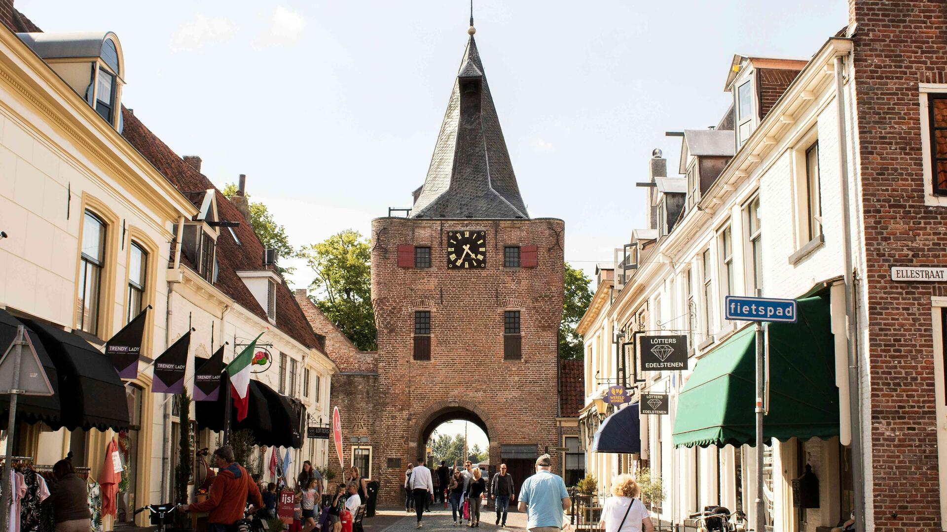 Mensen lopen op straat in dorpje 