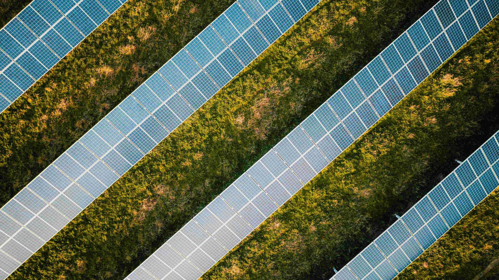 bovenaanzicht van een zonnepark