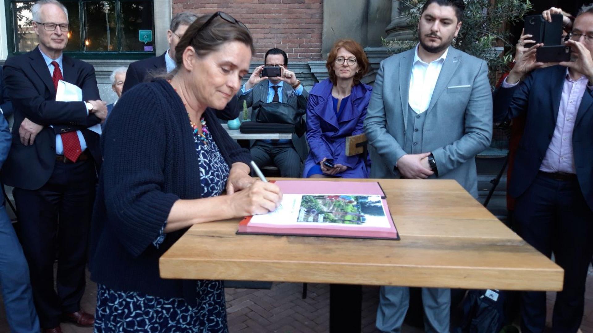 Janet Duursma tekent het coalitieakkoord