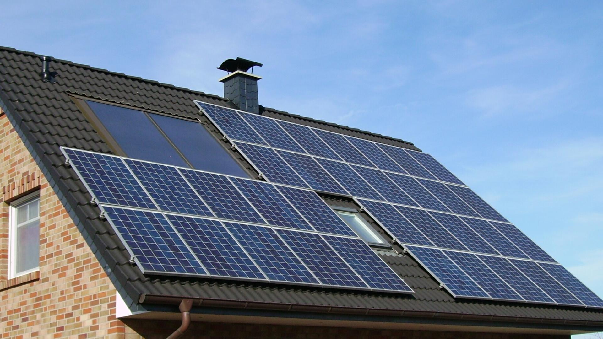 Zonnepanelen op een dak, ergens in Gelderland
