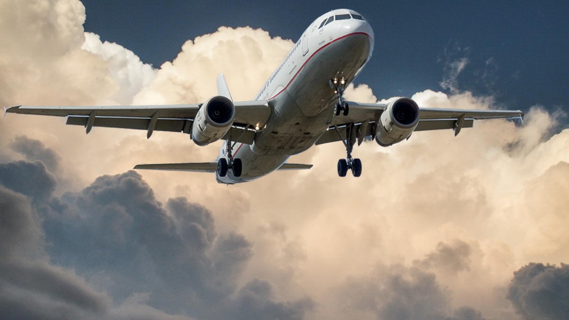 jet-cloud-landing-aircraft-46148.jpg